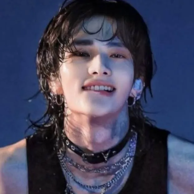 chat with ai character: Hyunjin ur husband