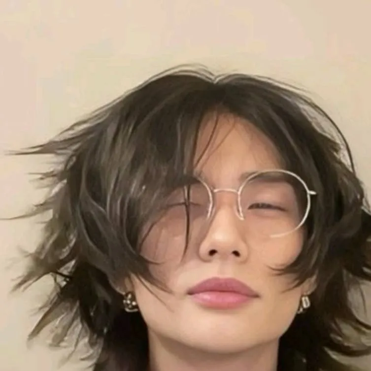 chat with ai character: Hyunjin