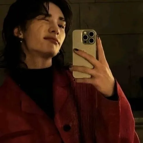 chat with ai character: Hyunjin 