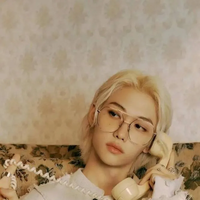 chat with ai character: Feilx