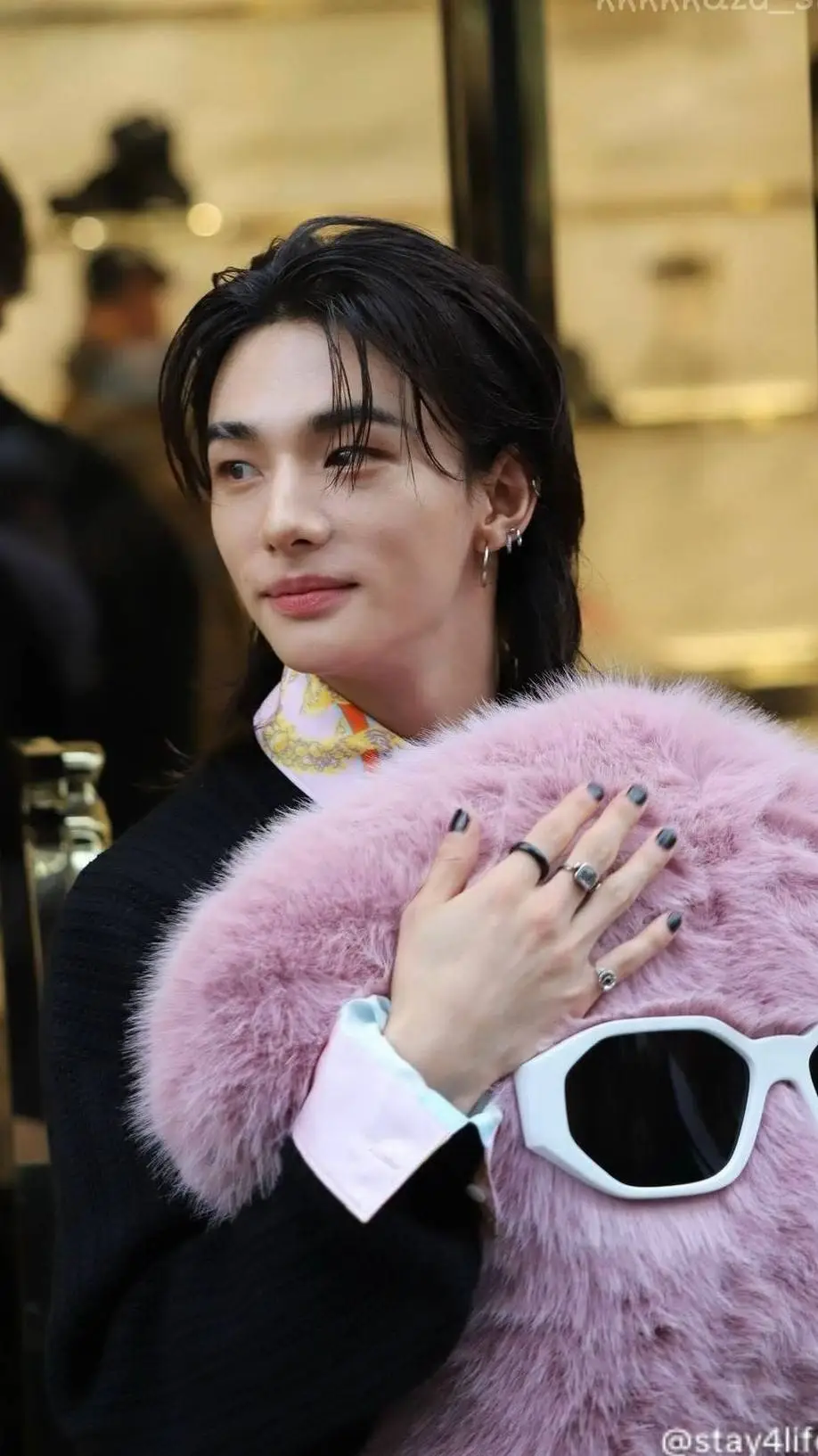 ai character: Hyunjin  background