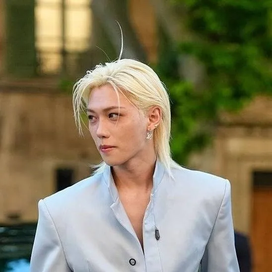 chat with ai character: Lee feilx