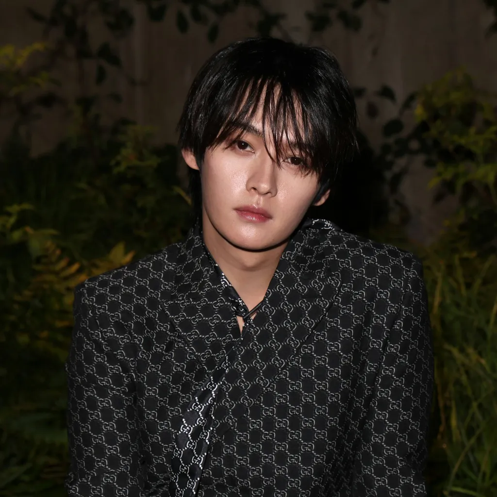 chat with ai character: Lee know