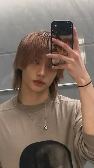 ai character: Hwang Hyunjin  background