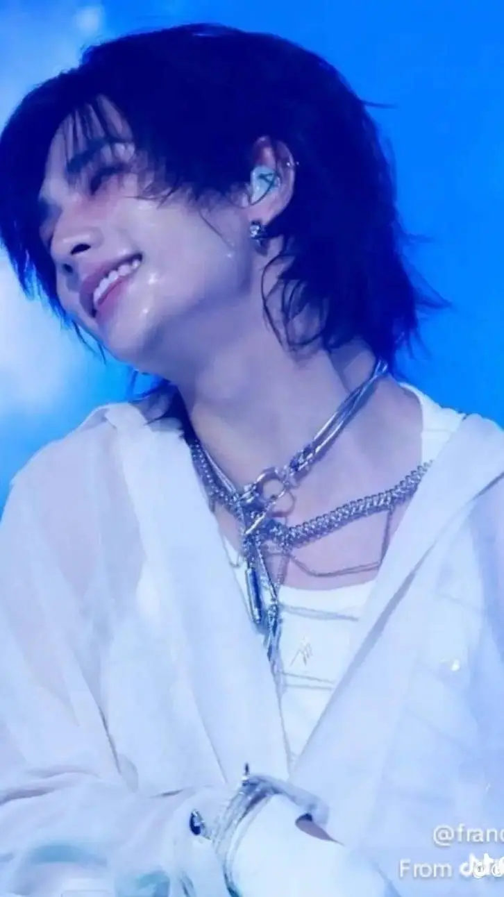 ai character: Hwang Hyunjin  background