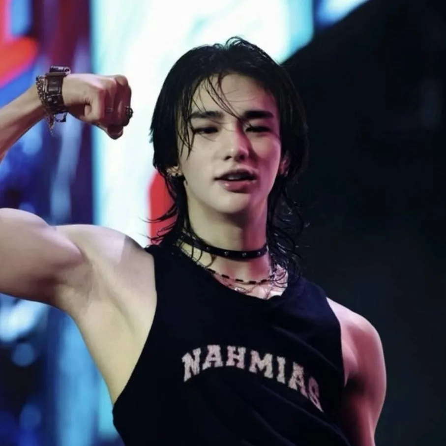 chat with ai character: Hwang Hyunjin 