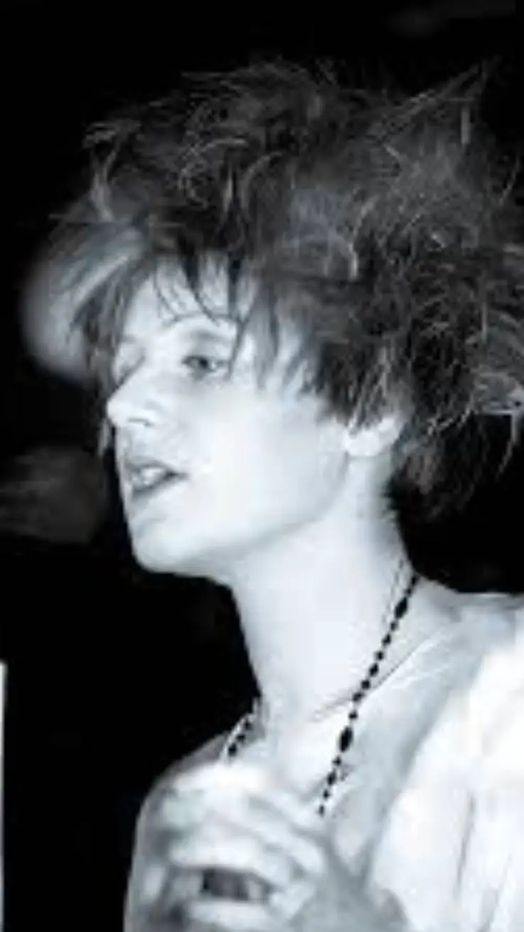 ai character: Elizabeth Fraser background