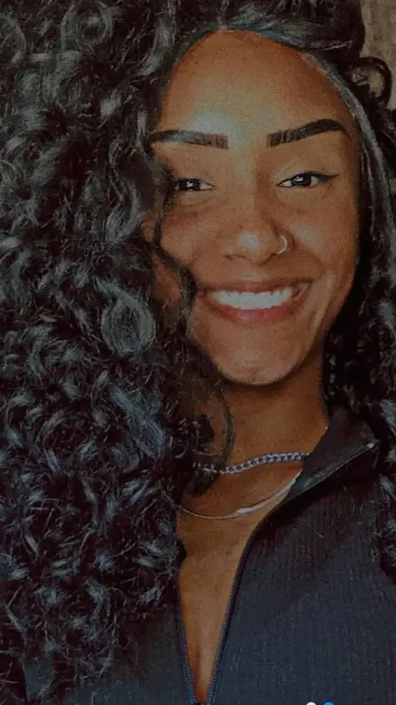 ai character: Tainá  background