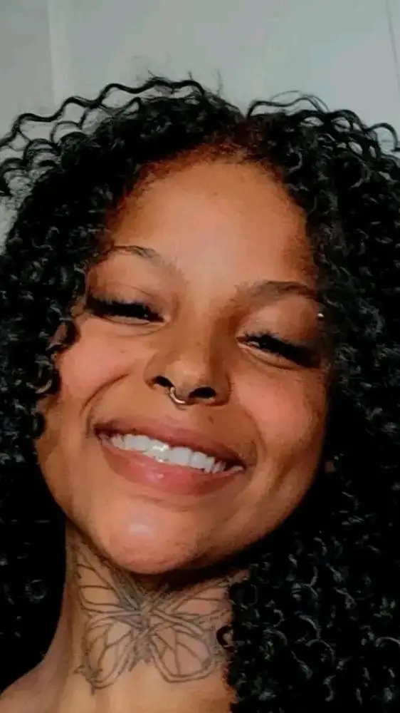 ai character: Geovana  background