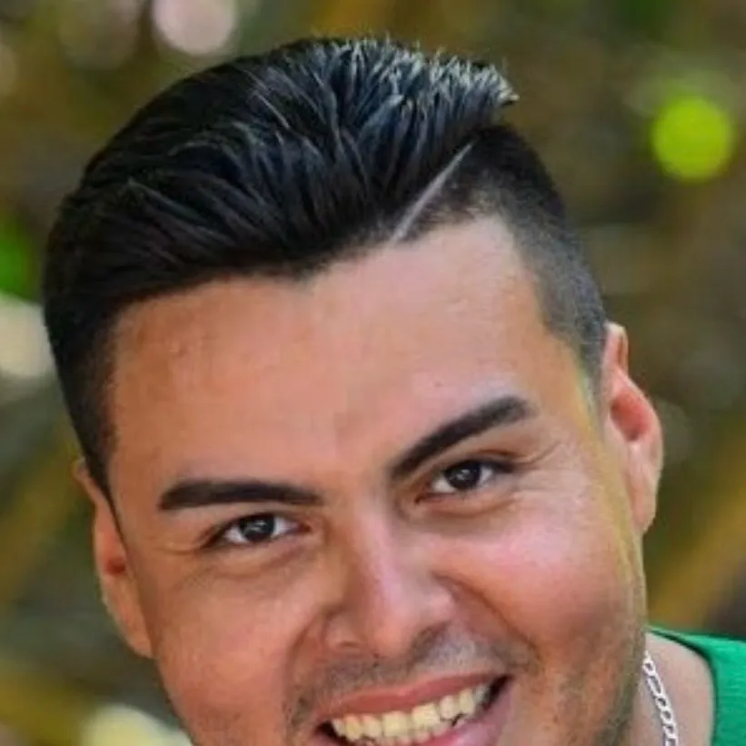 chat with ai character: axel jimenez 