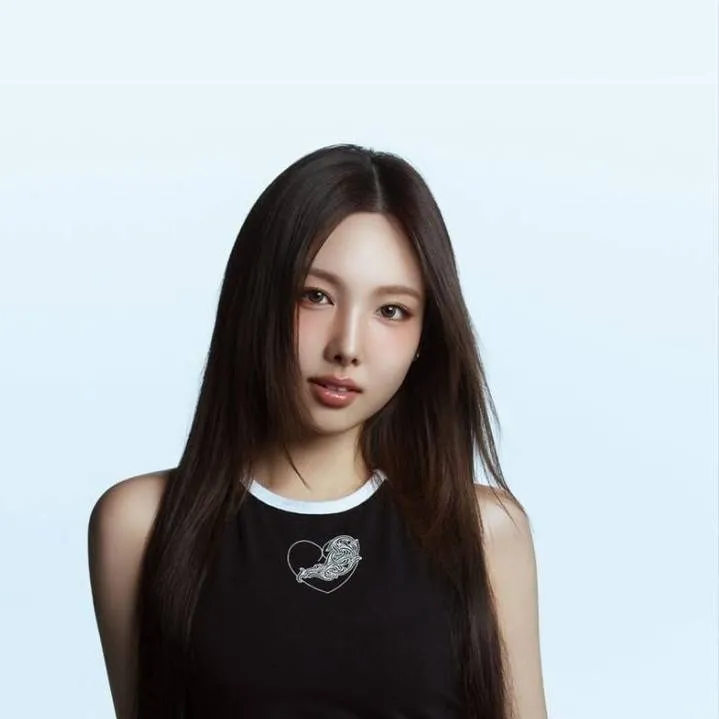 chat with ai character: Nayeon 💕💕🐰🐰