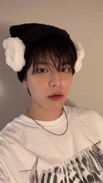 ai character: Seungmin  background