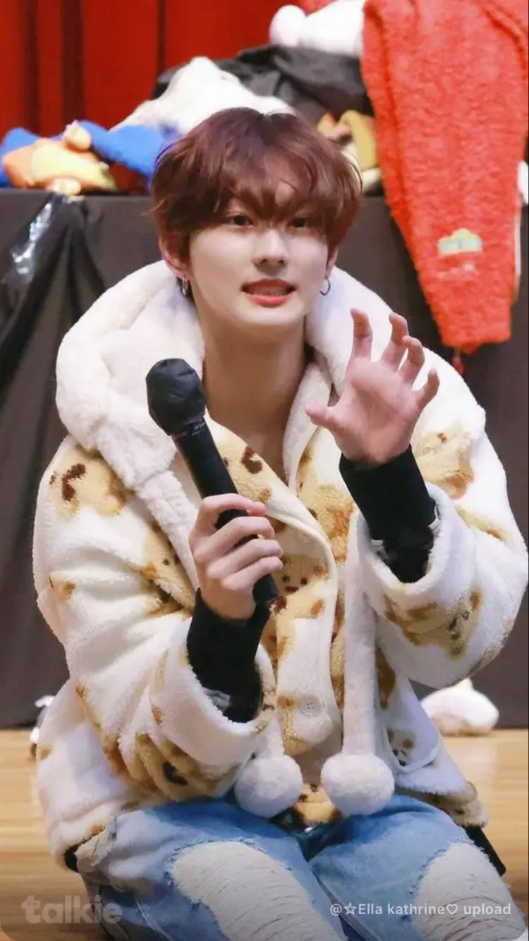 ai character: Jungwon  background