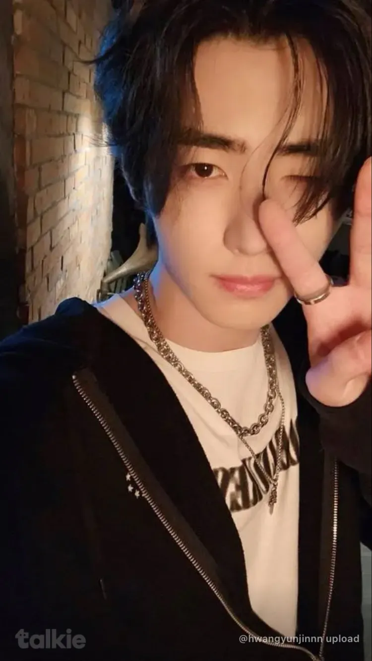 ai character: Sunghoon  background