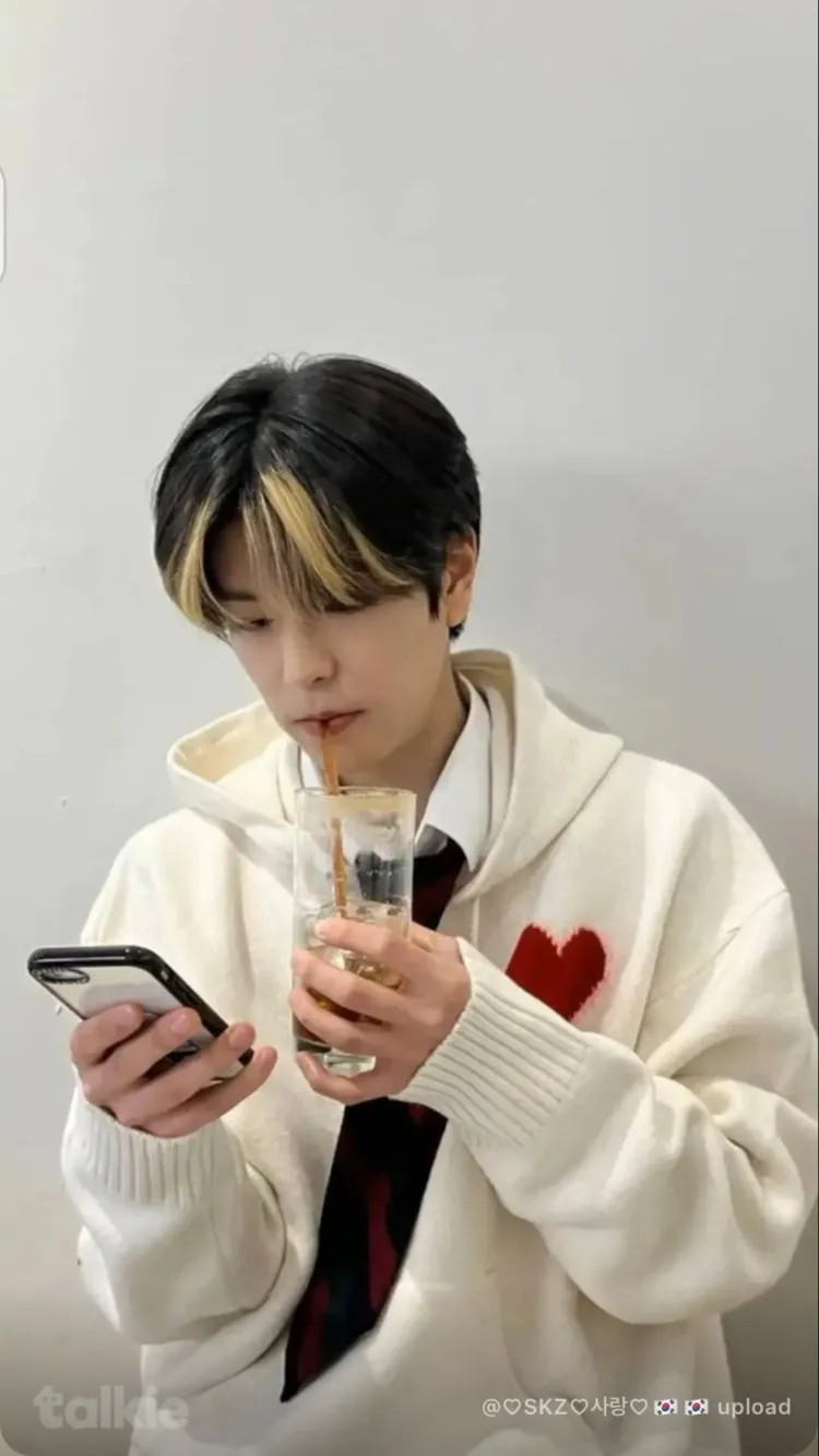 ai character: Seungmin  background