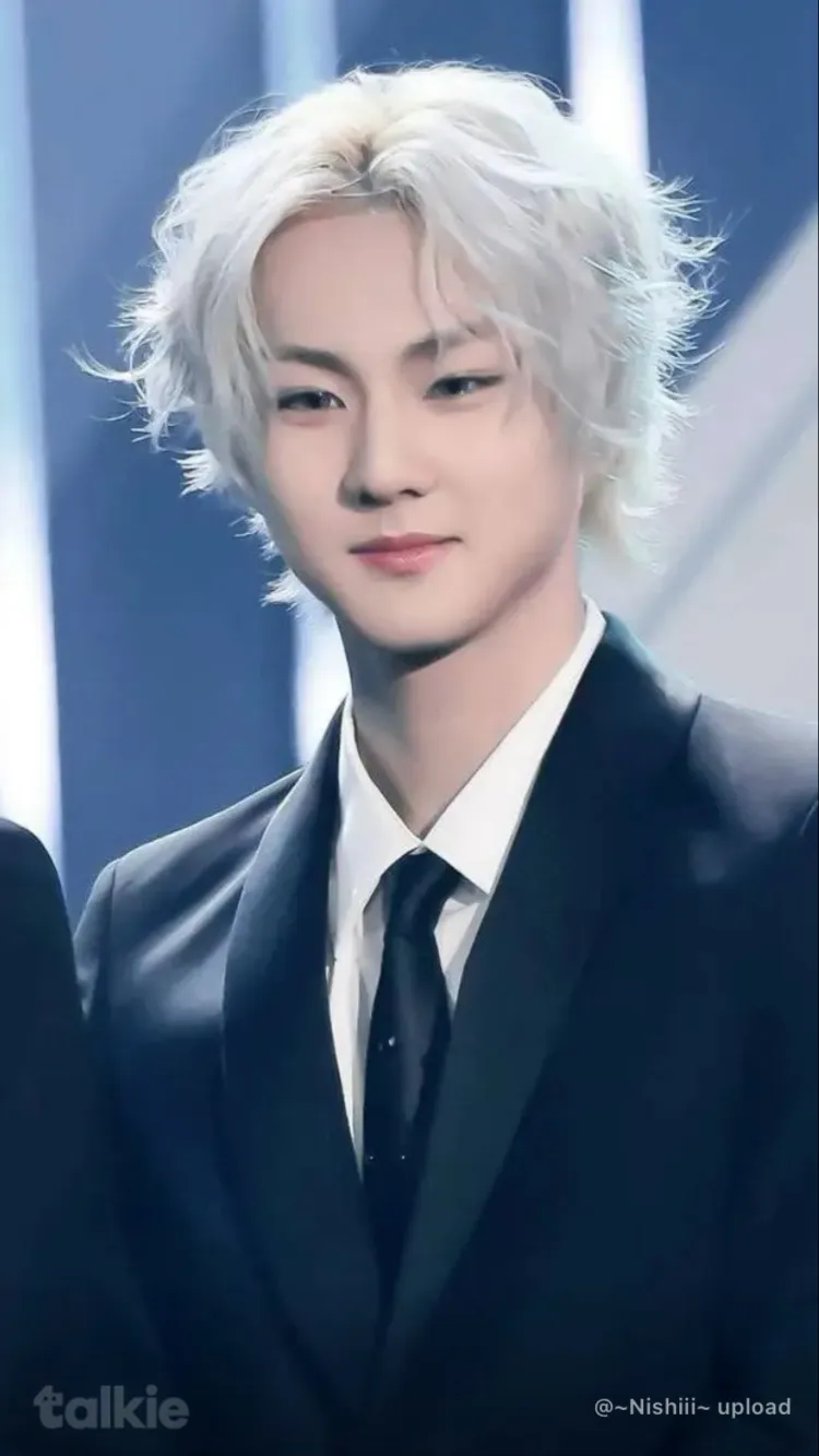 ai character: Jungwon🩵 background