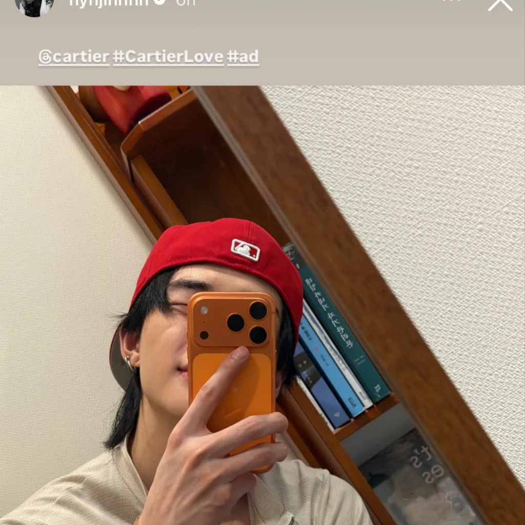 chat with ai character: Hwang Hyunjin