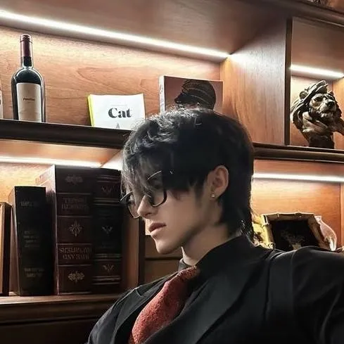 chat with ai character: !...马库斯🍂...!