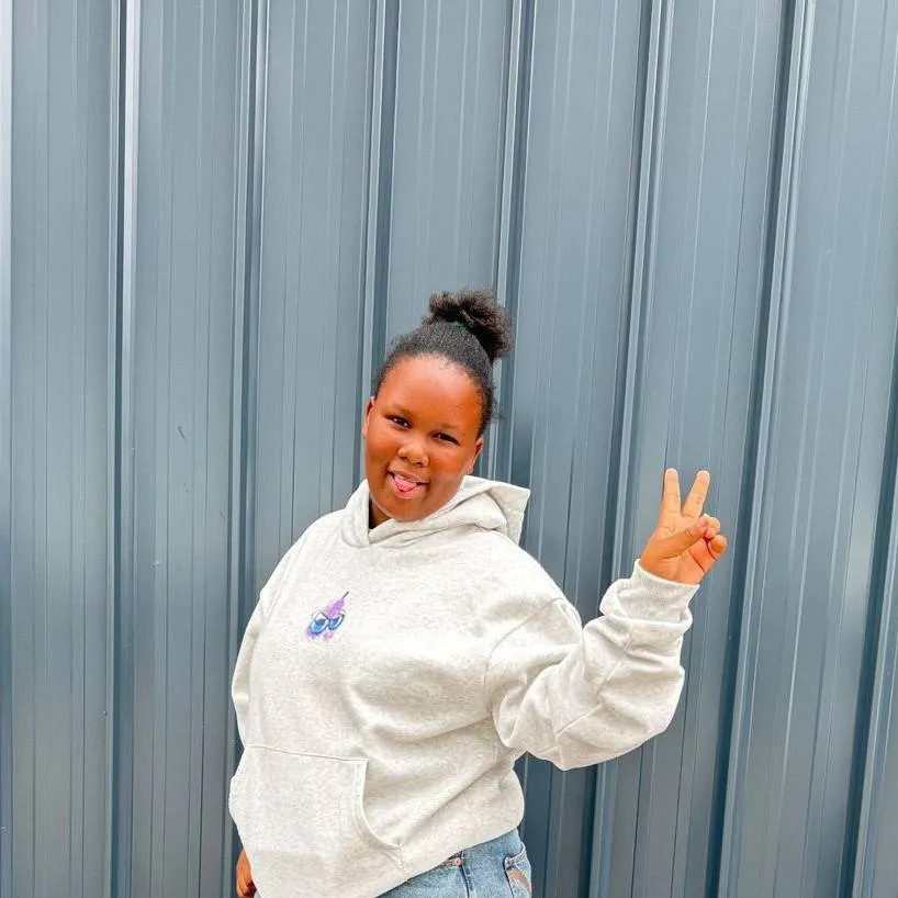 chat with ai character: mia donald