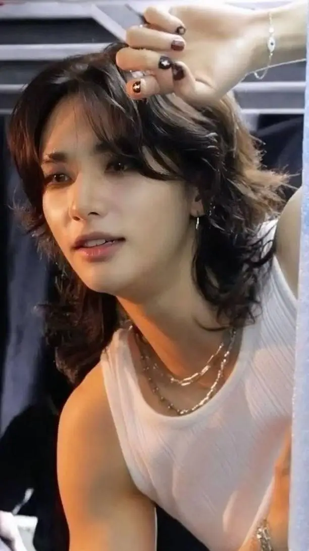 ai character: hyunjin  background