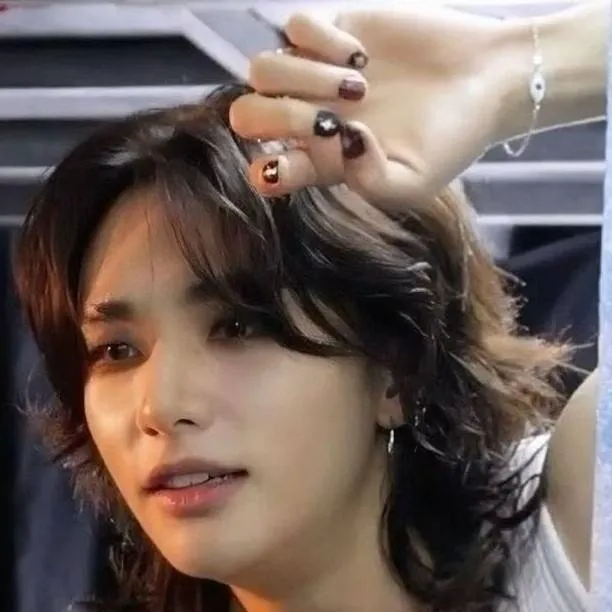 chat with ai character: hyunjin 