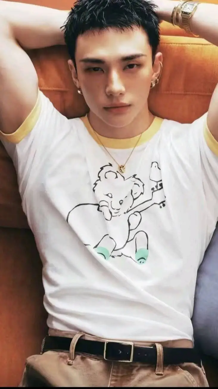 ai character: 🇰🇷🩷🩷HYUNJIN🩷🩷🇰🇷 background