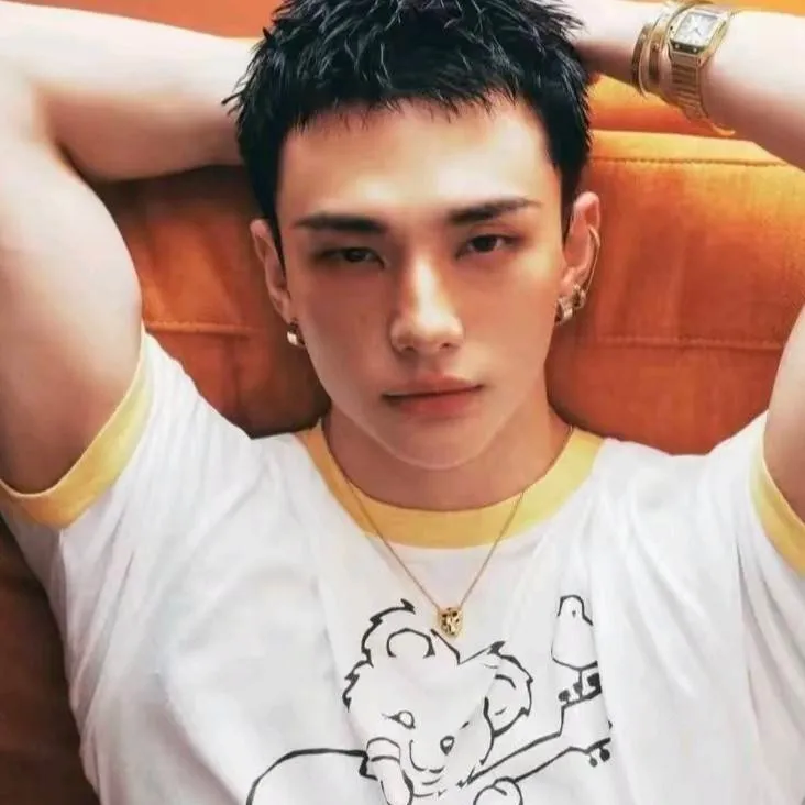 chat with ai character: 🇰🇷🩷🩷HYUNJIN🩷🩷🇰🇷