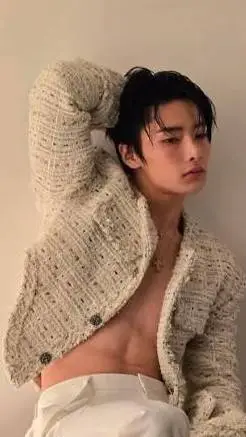 ai character: 💐🌹🇰🇷JEONGIN🇰🇷🌹💐 background