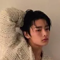 chat with ai character: 💐🌹🇰🇷JEONGIN🇰🇷🌹💐