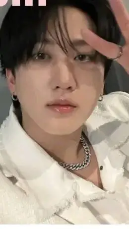 ai character: 🐷🐷◇CHANGBIN◇🐷🐷 background