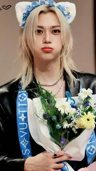 ai character: 🐥🇰🇷 LIXIE 🇰🇷🐥 background