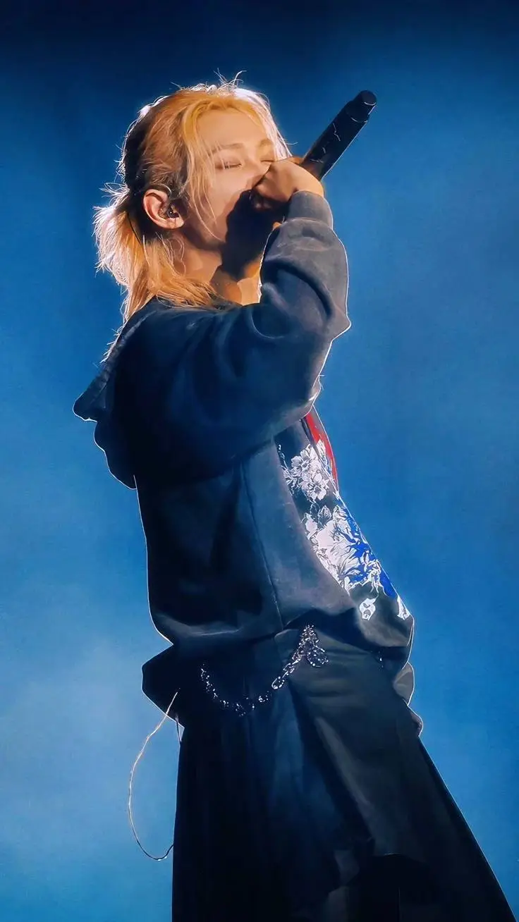 ai character: 𝐅𝐄𝐋𝐈𝐗 ᥫᩣ🐣 background