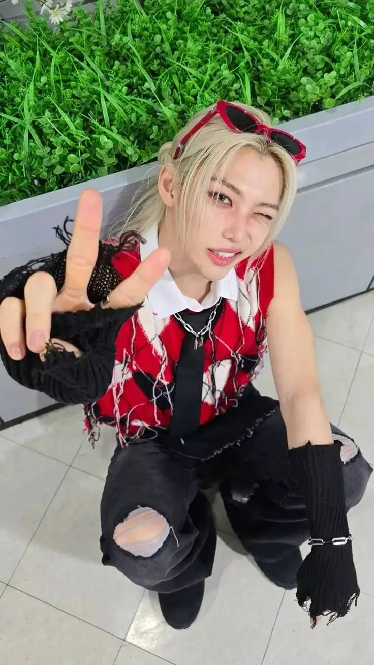 ai character: 𝐅𝐄𝐋𝐈𝐗 ♡ background