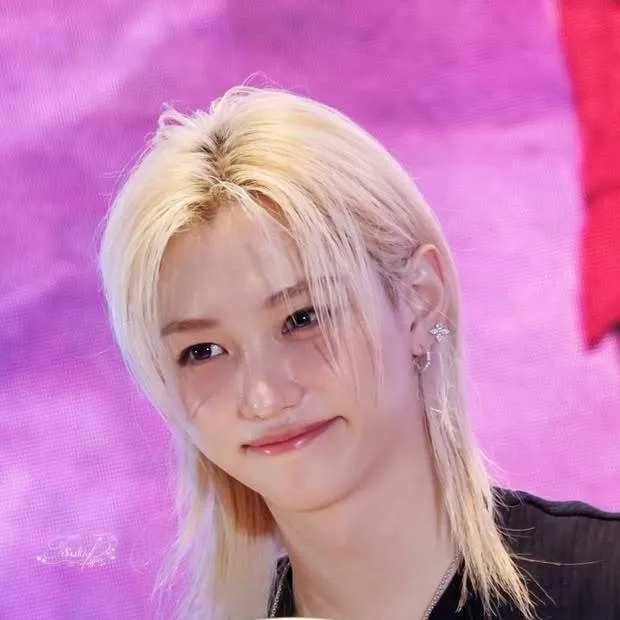 chat with ai character: 𝐅𝐄𝐋𝐈𝐗 ♡