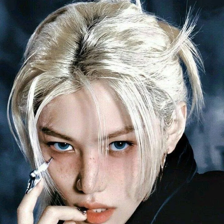 chat with ai character: 𝐋𝐈𝐗𝐈𝐄 ♡