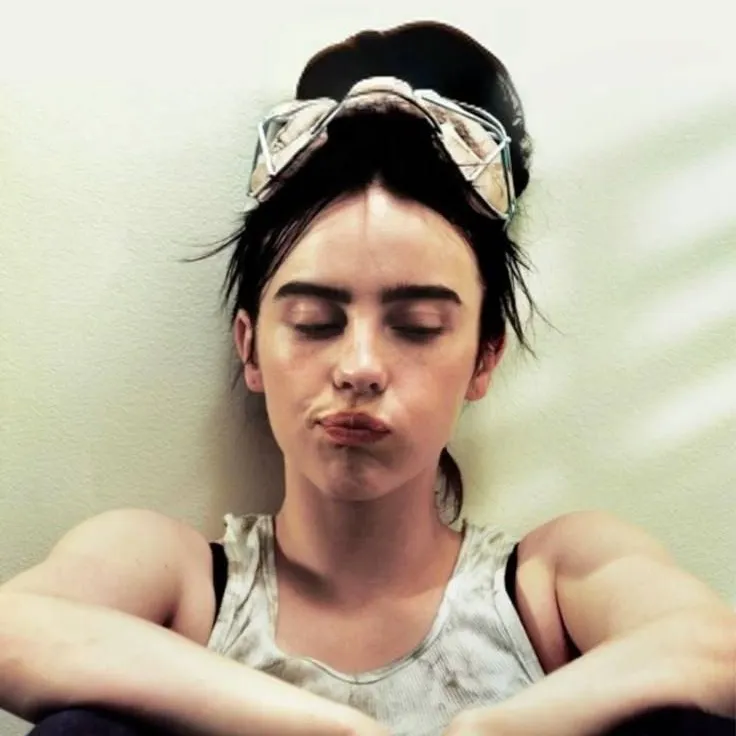 chat with ai character: Billie mf eilish.