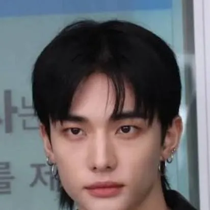 chat with ai character: hyunjin