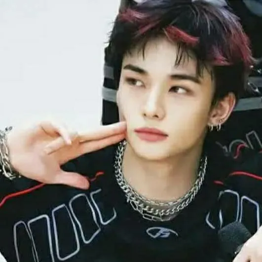 chat with ai character: ☆~♡Hyunjin♡~☆