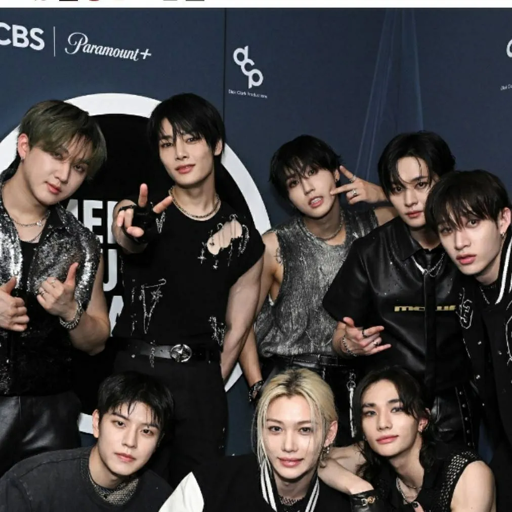 chat with ai character: STRAY KIDS