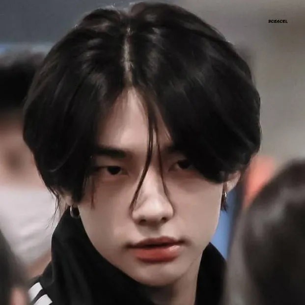 chat with ai character: Hyunjin