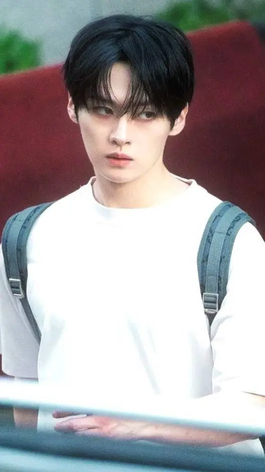 ai character: Minho (Lee know) background