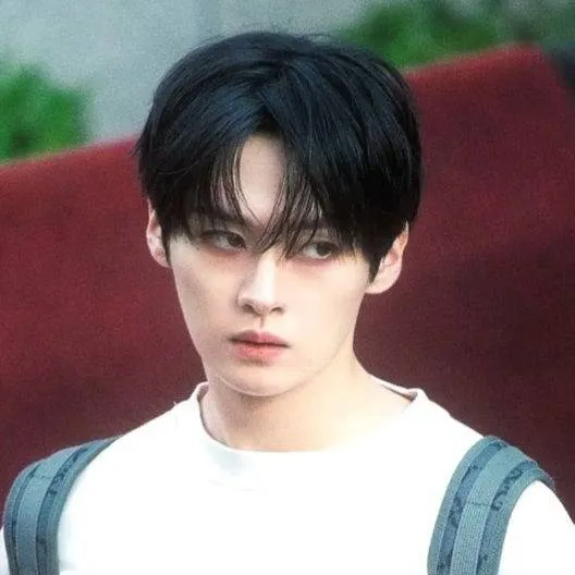 chat with ai character: Minho (Lee know)