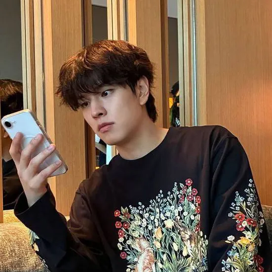 chat with ai character: Seungmin