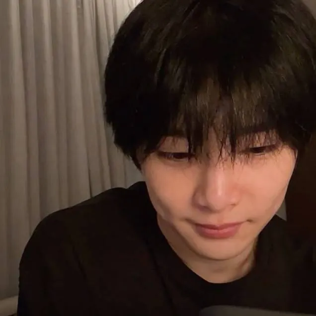chat with ai character: Jeongin (I.N)