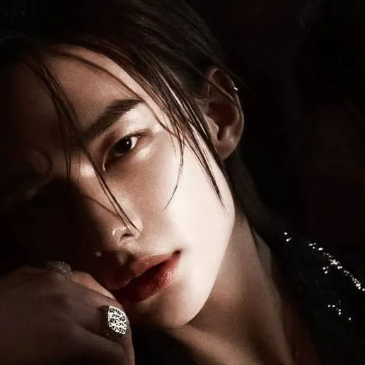 chat with ai character: Hyunjin