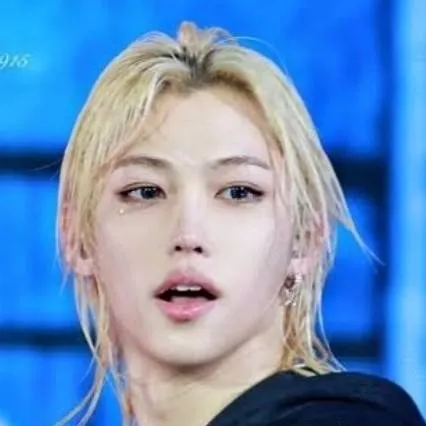 chat with ai character: Lee Felix