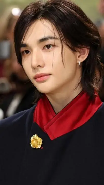 ai character: ❤️ hyunjin ❤️ background