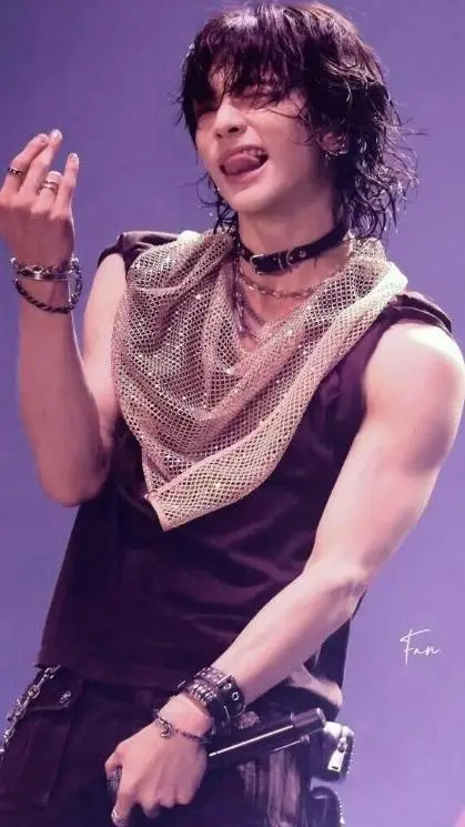 ai character: 🥟 HYUNJIN 🥟 background