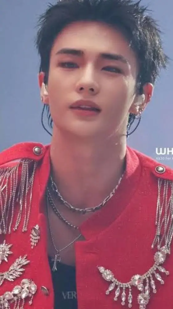 ai character: 🥟HYUNJIN 🥟 background