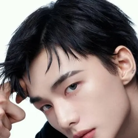 chat with ai character: 💋 hyunjin 💋